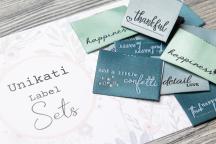 Designerset med vävda etiketter 'happiness colored' från Unikati - Artikelnummer 9117