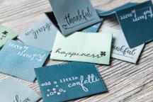 Designerset med vävda etiketter 'happiness colored' från Unikati - Artikelnummer 9117