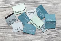 Designerset med vävda etiketter 'happiness colored' från Unikati - Artikelnummer 9117