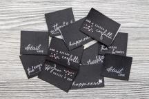 Designerset med vävda etiketter 'happiness black and white' från Unikati - Artikelnummer 9118