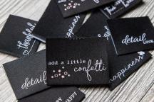 Designerset med vävda etiketter 'happiness black and white' från Unikati - Artikelnummer 9118