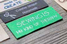 Grön Cottonera Nova textiletikett med texten 'SEWING IS MY KIND OF THERAPY' - Artikelnummer 3002