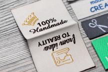 Flexinera textiletikett med mittvikning och texten '100% Handmade' - Artikelnummer 3002
