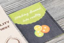 Satinera-etikett med knappmotiv och texten 'Stitching dreams into reality' - Artikelnummer 3002