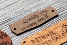 Etikett i kaktuskonstläder med graveringen 'Quality in every detail' - Artikelnummer 3003