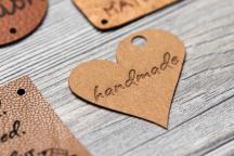 FloraPap-hänge i hjärtform med texten 'handmade' - Artikelnummer 3003