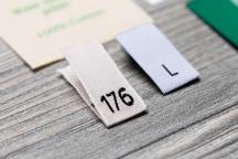 Provset med storleksetiketter för textilier, visat med exempelstorlekarna 176 och L - Artikelnummer 3006