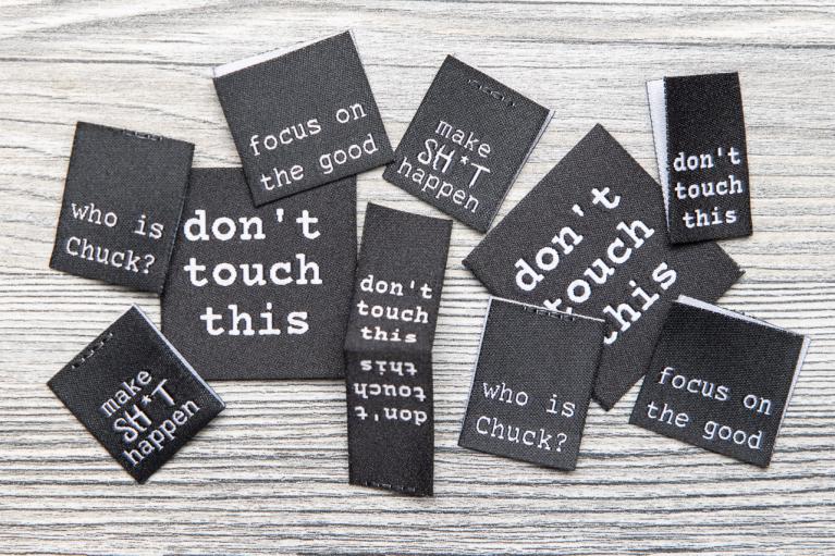 Designerset tygetiketter \"touching\" från Unikati (Artikelnummer 9119)