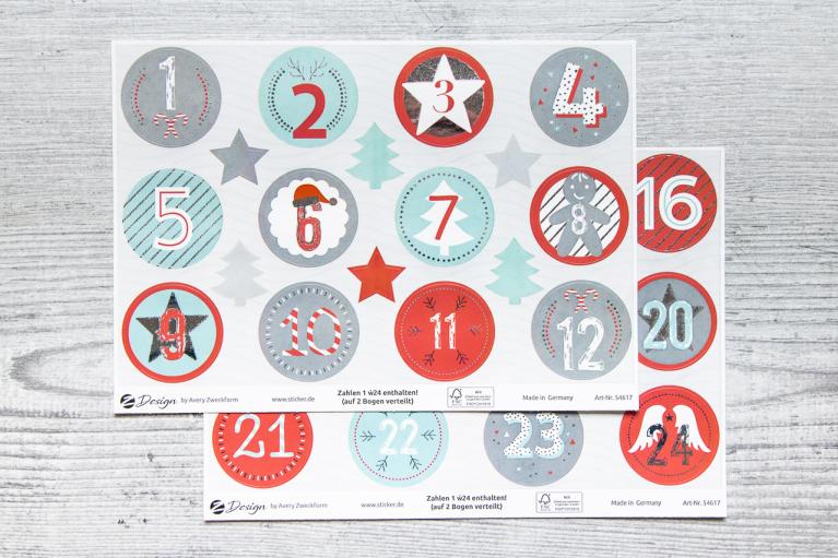 Runda julkalender-klistermärken med silverfärgad prägling (Artikelnummer 9203)