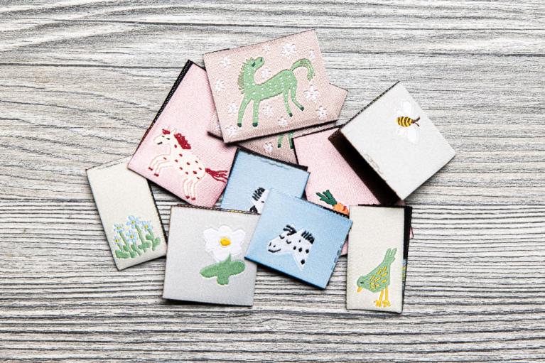 Designerset vävda etiketter \"Of Horses and Flowers\" av Annika Klaas (Artikelnummer 9301)