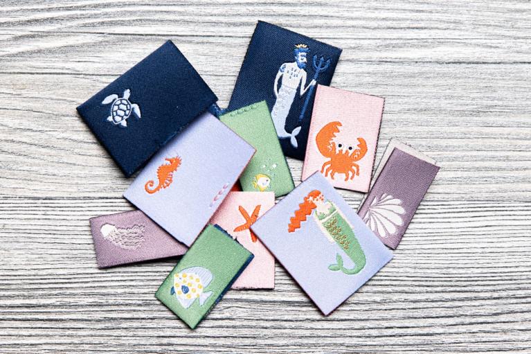Designerset vävda etiketter \"The Coral Club\" av Annika Klaas (Artikelnummer 9302)