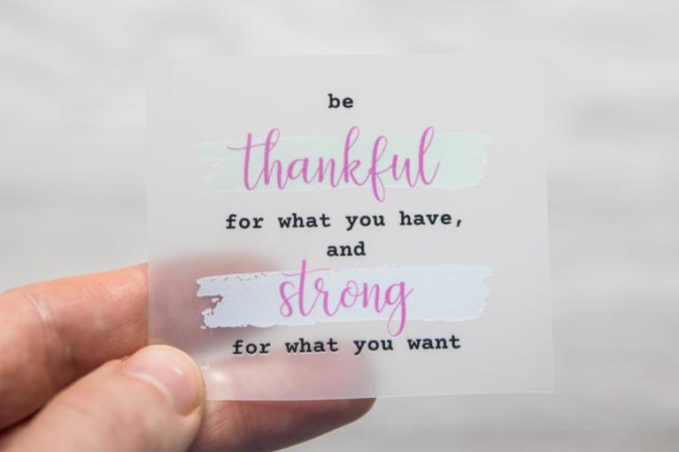 Designer-strykmärke \"be thankful...\" av Unikati – Bag Design (Artikelnummer 9401)