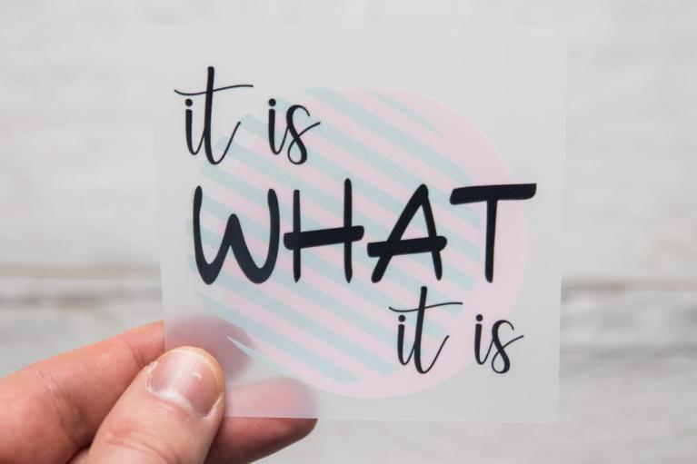 Design-strykmärke \"it is WHAT it is\" från Unikati – Bag Design (Artikelnummer 9404)