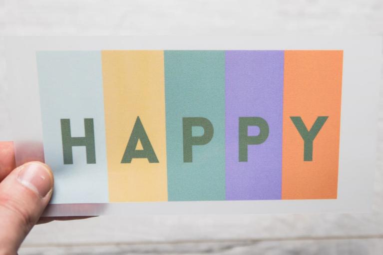 Design-strykmärke \"HAPPY\" från Unikati – Bag Design (Artikelnummer 9406)