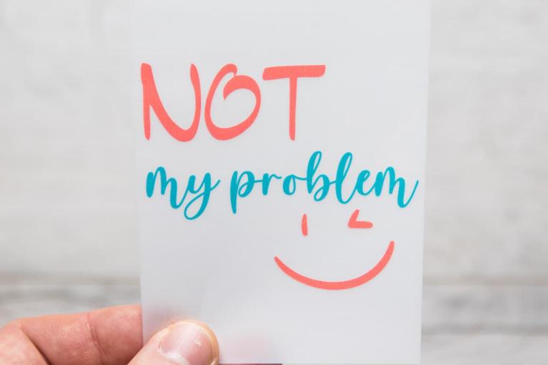 Designer-strykmärke \"NOT my problem\" av Unikati – Bag Design (Artikelnummer 9412)