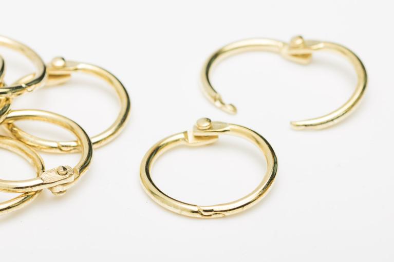 Guldfärgad ring med gångjärn , Ø insida 19 mm (Artikelnummer 2112)