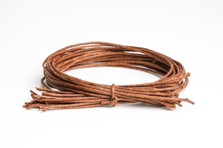 Vaxat snöre, brunt, Ø 1 mm, längd 25 cm (Artikelnummer 881)