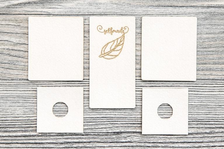 Etikettset 'selfmade' för sjalkragar  (vit) - Artikelnummer 9006